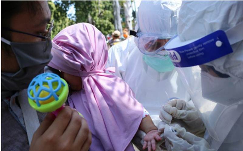Petugas medis mengambil sampel darah anak usia balita dalam pelayanan tes cepat COVID-19 yang digelar RS Bhayangkara Mataram di Jalan Langko, Mataram, Nusa Tenggara Barat, Selasa (23/6/2020). - ANTARA/Dhimas B.P.
