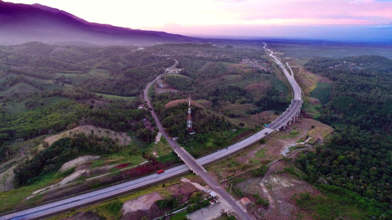 Foto udara jalan tol ruas Bakauheni-Terbanggi Besar, sepanjang 149,9 km, yang merupakan bagian dari Trans Sumatra, di Lampung, Senin (29/4/2019)./JIBI - Bisnis/Abdullah Azzam