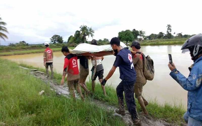 Relawan PMI mengevakuasi mayat yang ditemukan tertimbun lumpur banjir bandang Luwu Utara - Istimewa