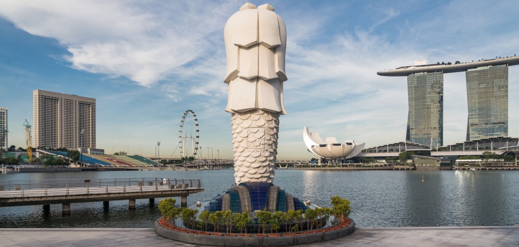 Patung Merlion berdiri di kawasan Marina Bay, membelakangi distrik pusat bisnis, di Singapura, Rabu (20/5/2020). - Bloomberg/Lauryn Ishak
