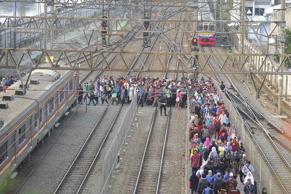 Calon penumpang menunggu KRL Commuter Line di Stasiun Tanah Abang Jakarta, Senin (26/10). - Antara