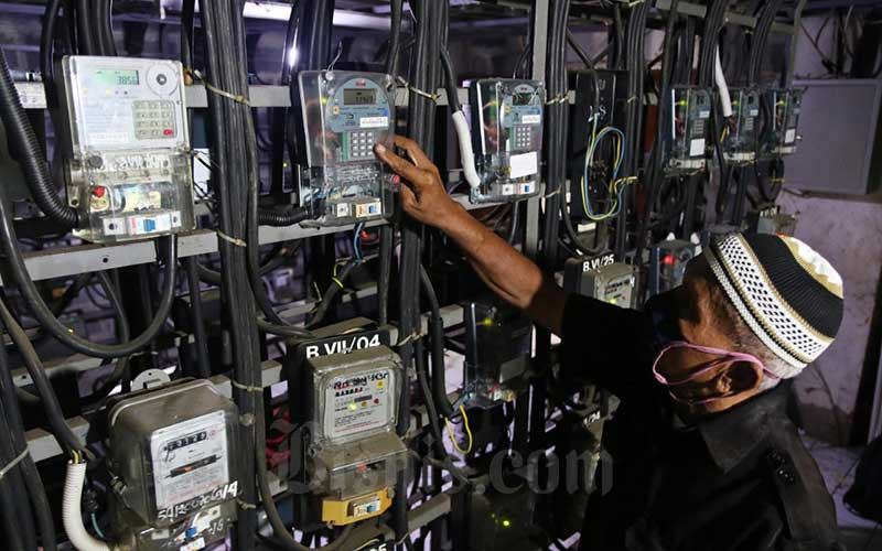 Petugas memeriksa meteran listrik di Rumah Susun Bendungan Hilir, Jakarta, Senin (4/5/2020). Bisnis - Eusebio Chrysnamurti