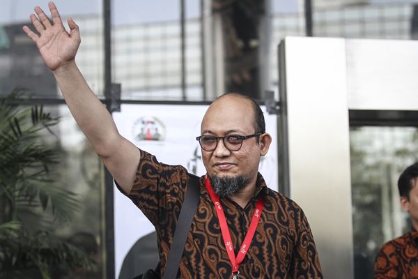 Penyidik senior Komisi Pemberantasan Korupsi (KPK) Novel Baswedan melambaikan tangan saat menghadiri acara penyambutan dirinya kembali aktif bekerja di pelataran gedung KPK, Jakarta, Jumat (27 - 7).