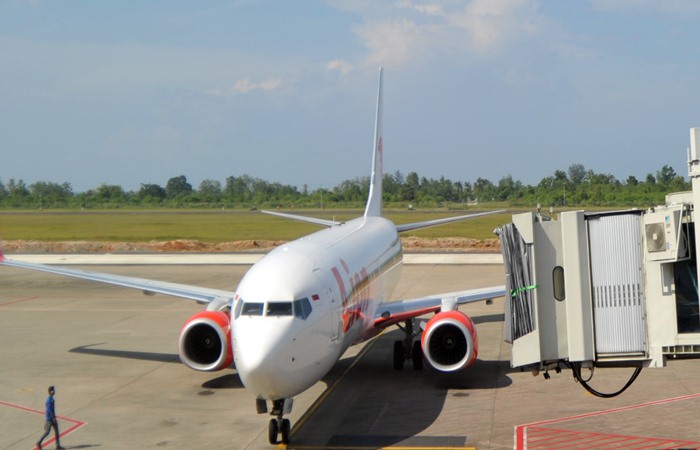 Petugas bandara memandu pesawat udara setelah mendarat di Bandara Internasional Minangkabau (BIM), Padangpariaman, Sumatra Barat, Kamis (24/1/2019). Data PT Angkasa Pura II, sejak kenaikan harga tiket dan pemberlakuan bagasi berbayar, jumlah penumpang pesawat udara di bandara tersebut berkurang hingga 3.000 orang per hari, bahkan 467 penerbangan dibatalkan sejak tanggal 1 hingga 21 Januari 2019 akibat sepi penumpang. ANTARA FOTO - Iggoy el Fitra