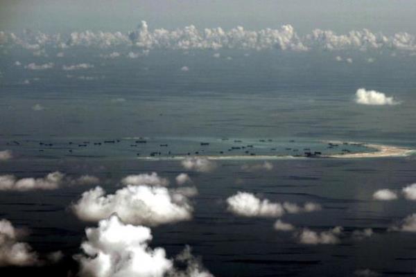 Foto aerial dari pesawat militer Filipina memperlihatkan bagaimana China melakukan reklamasi di pulau karang di kawasan Kepulauan Spratly di Laut China Selatan yang letaknya berada di sebelah Barat Palawan, Filipina (11/5/2015). - Reuters/ Ritchie B. Tongo