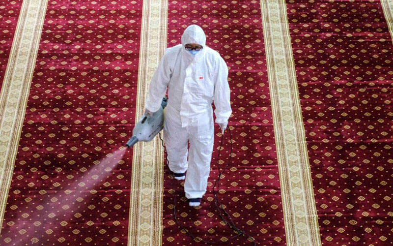Ilustrasi-Proses disinfektan di salah satu masjid di dekat Kuala Lumpur, Malaysia. - Bloomberg