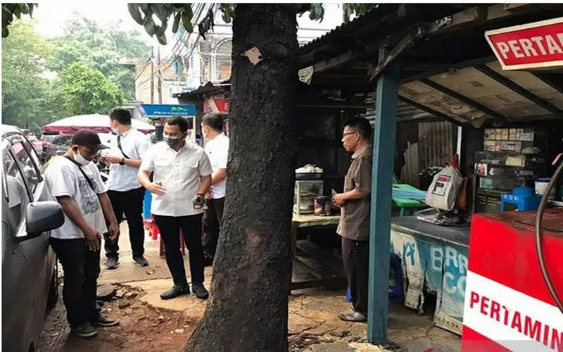 Penyidik gabungan memeriksa ulang tempat kejadian perkara (TKP) penemuan jenazah editor Metro TV Yodi Prabowo di pinggir jalan Tol JORR jalan Ulujami Raya, Jakarta Selatan, Senin (20/7/2020). - Antara