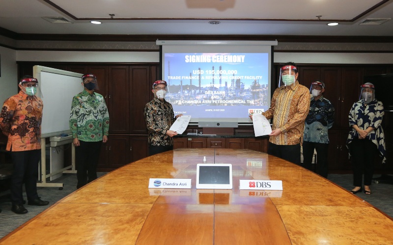 Penandatanganan perjanjian antara Bank DBS Indonesia dan Chandra Asri Petrochemical Tbk. di Jakarta (20/7/2020) - dokumen DBS Indonesia