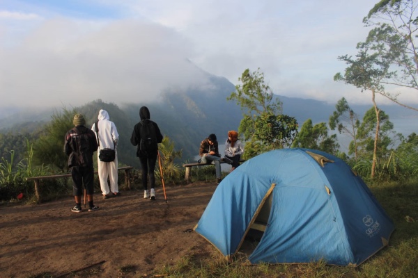 Sejumlah wisatawan berkemah di Bukit Bubung Gede dengan mendapatkan pemandangan Gunung Abang pada Selasa (4/6/2019) pagi. - Bisnis/Tim Jelajah Jawa/Bali 2019
