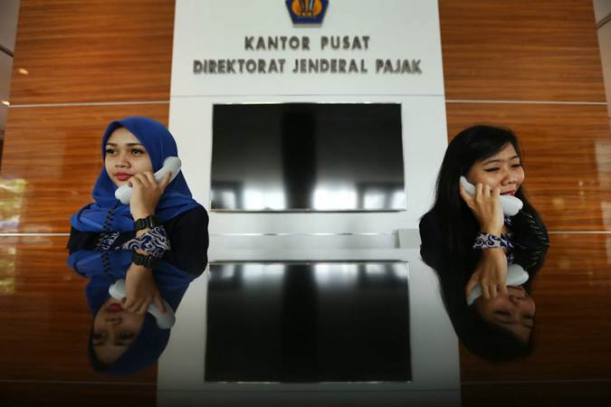 Karyawan berkomunikasi di kantor pusat Direktorat Jenderal Pajak di Jakarta, Senin (10/6/2019). - Bisnis/Nurul Hidayat