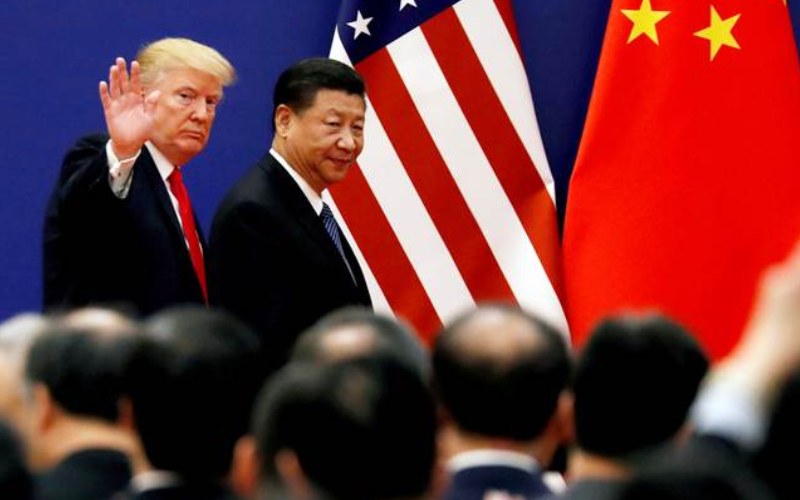 Presiden Amerika Serikat Donald Trump (kiri) bersama Presiden China Xi Jinping dalam sebuah pertemuan di Beijing, China, Kamis (9/11/2017). - Reuters/Damir Sagolj