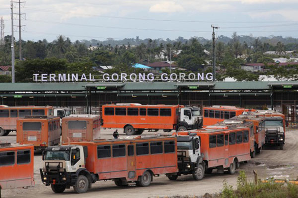 Deretan bus pengangkut karyawan PT Freeport Indonesia di Terminal Gorong-Gorong di Timika, Kabupaten Mimika, Papua. - Reuters/Muhammad Yamin