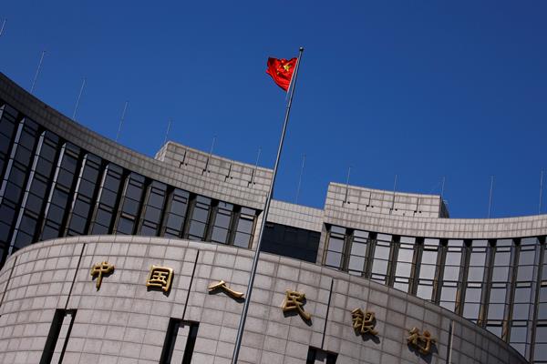 Bendera China di luar gedung People's Bankf of China. - Reuters