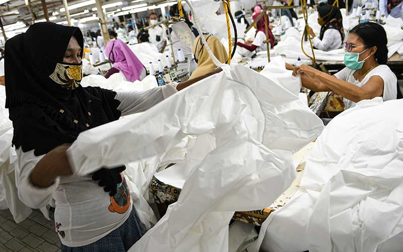 Pekerja perempuan memproduksi alat pelindung diri sebuah perusahaan garmen di Jakarta, Rabu (1/7/2020)./ANTARA FOTO - M Risyal Hidayat