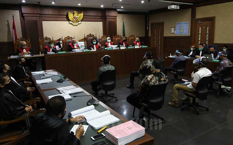 Terdakwa kasus dugaan korupsi pengelolaan dana dan penggunaan dana investasi pada PT Asuransi Jiwasraya (Persero) menjalani sidang perdana di Pengadilan Tindak Pidana Korupsi, Jakarta, Senin (3/6/2020). Bisnis - Eusebio Chrysnamurti