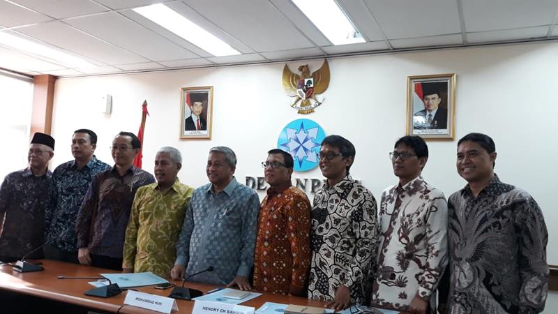 Anggota Dewan Pers 2019-2022 berfoto bersama usai serah terima jabatan di Gedung Dewan Pers, Jakarta Pusat pada Selasa (21/5/2019). JIBI/Bisnis - Ria Theresia Situmorang