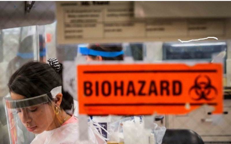 Ilmuwan melakukan test sampel Covid-19 di dalam laboratorium di Dinas Kesehatan New York City, Amerika Serikat, Kamis (23/4/2020). - ANTARA/REUTERS/Brendan McDermid