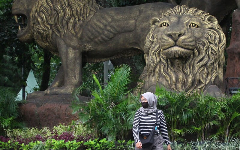 Pejalan kaki melintas di depan patung Tiga Singa saat Pembatasan Sosial Berskala Besar (PSBB) di Taman Trunojoyo, Malang, Jawa Timur, Kamis (28/5/2020). - Antara/Ari Bowo Sucipto