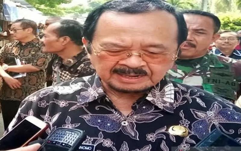 Wakil Wali Kota Surakarta Achmad Purnomo saat memberi keterangan mundur dari pencalonan Pilkada 2020 Surakarta di Solo, Jumat (24/4/2020). - Antara
