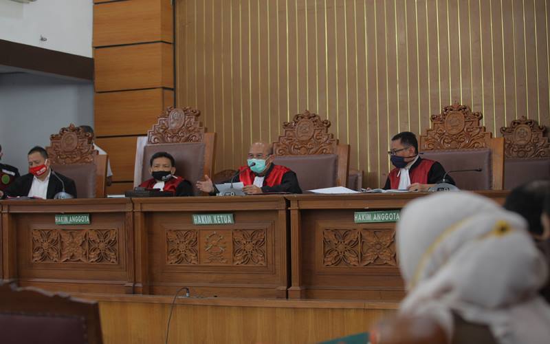 Ketua Majelis Hakim Nazar Effriandi (kedua kanan) memimpin sidang permohonan peninjauan kembali (PK) yang diajukan oleh buronan kasus korupsi pengalihan hak tagih (cessie) Bank Bali, Djoko Tjandra di PN Jakarta Selatan, Jakarta, Senin (6/7/2020). Pengadilan Negeri Jakarta Selatan menunda sidang tersebut karena Djoko Tjandra dikabarkan sakit. ANTARA FOTO - Reno Esnir