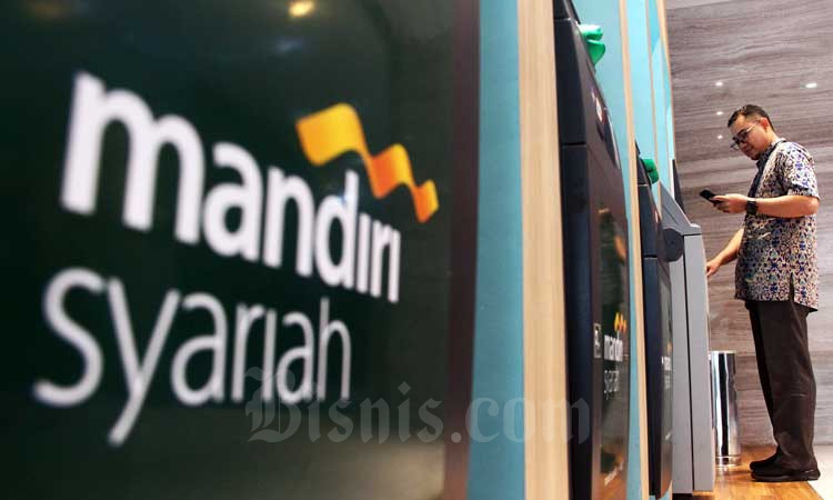 Nasabah melakukan transaksi perbankan di anjungan tunai mandiri Bank Mandiri Syariah, Jakarta, Minggu (24/2/2020). Bisnis - Triawanda Tirta Aditya
