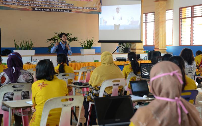 Pengajar memberikan pelatihan pembuatan video pembelajaran sistem daring kepada sejumlah guru di salah satu sekolah menengah atas, Banda Aceh, Aceh, Senin (13/7/2020). Pelatihan tersebut bertujuan untuk meningkatkan kompetensi guru dalam mengaplikasikan pembelajaran sistem daring bagi murid sekolah dengan metode khusus jarak jauh di tengah pandemi COVID-19. ANTARA FOTO - Ampelsa