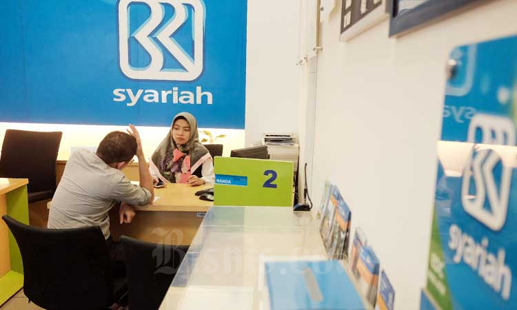 Karyawan melayani nasabah di banking hall Kantor Pusat BRI Syariah di Jakarta, Senin (15/7 - 2019). Bisnis