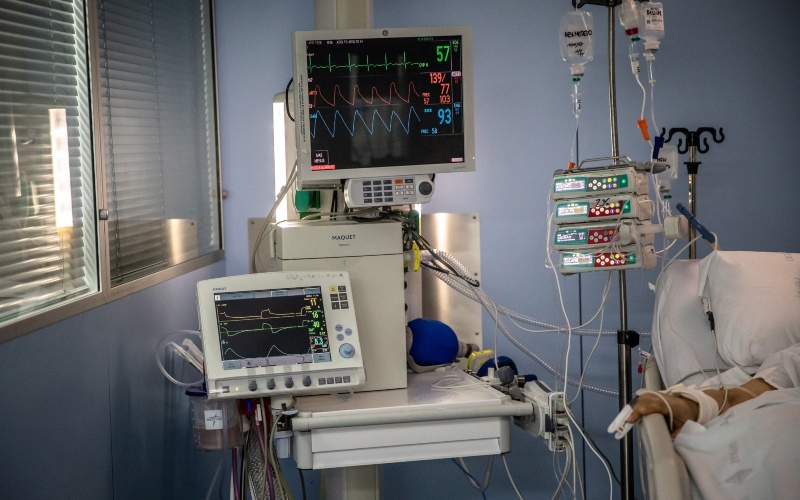 Sebuah ventilator ditempatkan di samping seorang pasien di ICU RS Sant Pau di Barcelona, Spanyol, Kamis (2/4/2020). - Bloomberg/Angel Garcia\n