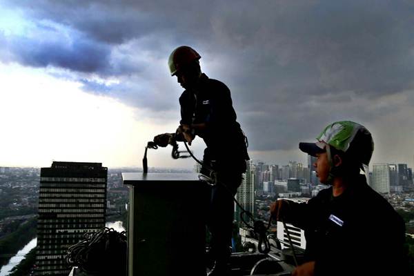 Pekerja melakukan perawatan rutin pada salah satu gedung bertingkat di Jakarta, Rabu (22/11). - JIBI/Nurul Hidayat