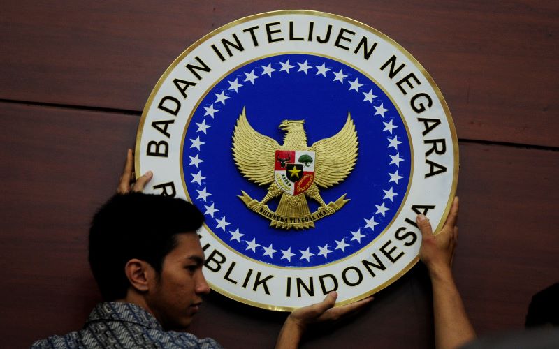Petugas memasang logo Badan Intelijen Negara (BIN) di Kantor BIN Jakarta. - Antara Foto / Wahyu Putro.