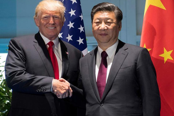 Presiden AS Donald Trump (kiri) dan Presiden China Xi Jinping saat bertemu di KTT G20 di Hamburg, Jerman, pada 8 Juli 2017. - Reuters/Saul Loeb