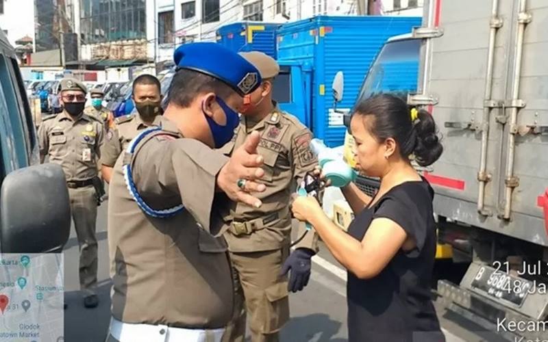 Satuan Polisi Pamong Praja Jakarta Barat menggelar razia masker dalam program kepatuhan penggunaan masker 