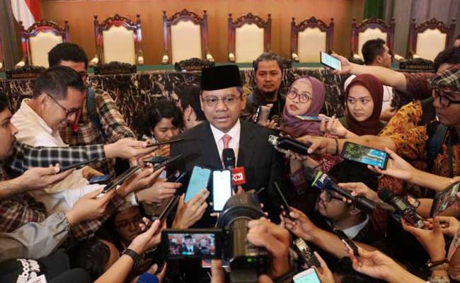 Wakil Menteri Keuangan sekaligus Pejabat Baru Anggota Dewan Komisioner Otoritas Jasa Keuangan (OJK) Ex-officio Kemenkeu Suahasil Nazara menjawab pertanyaan wartawan seusai pelantikan jabatan Anggota Dewan Komisioner Otoritas Jasa Keuangan (OJK) Ex-officio Kemenkeu di Mahkamah Agung, Jakarta, Senin (13/1/2020). Bisnis - Himawan L Nugraha