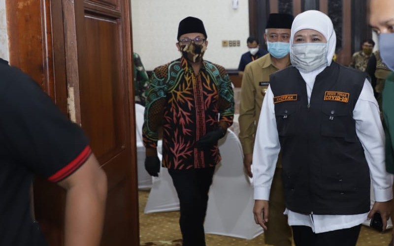 Gubernur Jatim Khofifah Indar Parawansa (dua dari kanan) pada rapat dengan tiga kepala daerah Malang Raya terkait persiapan PSBB di daerah tersebut, di Surabaya, Sabtu (9/5 - 2020). Istimewa