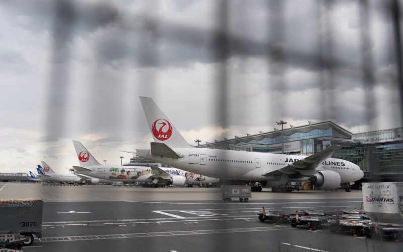 Pesawat Japan Airlines tengah parkir di Bandara Haneda, Jepang. - Bloomberg