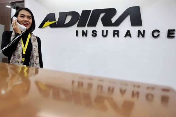 Karyawan beraktivitas di kantor Adira Insurance di Jakarta, Rabu (8/11). - JIBI/Abdullah Azzam