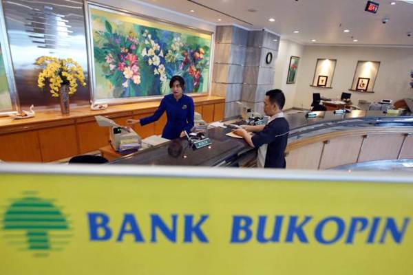 Karyawan melayani nasabah Bank Bukopin di Jakarta, Rabu (8/11). - JIBI/Abdullah Azzam