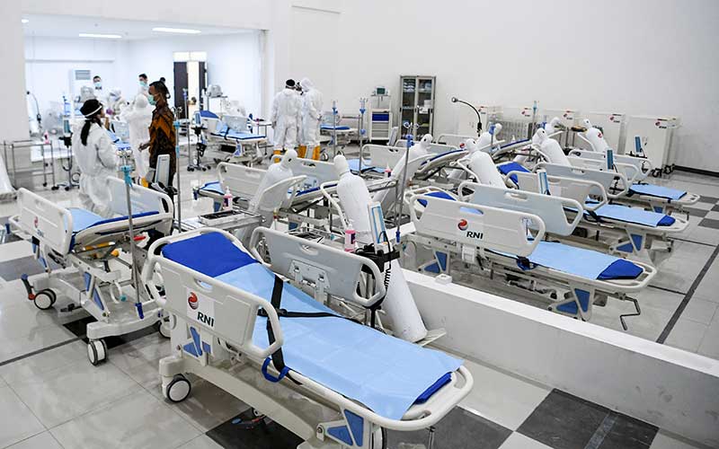 Petugas kesehatan memeriksa alat kesehatan di ruang IGD Rumah Sakit Darurat Penanganan COVID-19 Wisma Atlet Kemayoran, Jakarta, Senin (23/3/2020). Rumah Sakit Darurat Penanganan COVID-19 Wisma Atlet Kemayoran itu siap digunakan untuk menangani 3.000 pasien. ANTARA FOTO/Hafidz Mubarak A - Pool