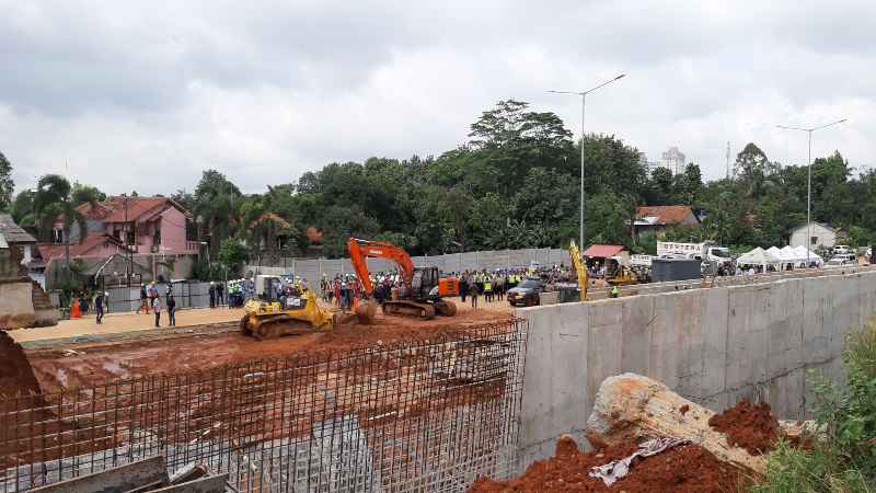 Proses eksekusi tanah di ruas tol Cinere-Serpong di Jalan Raya Ciputat Serpong pada Selasa (5/2/2020). - Bisnis/Hendri T. Asworo