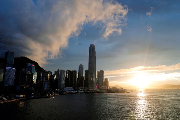 Deretan gedung pencakar langit di kawasan bisnis Hong Kong menjelang terbenamnya matahari, Kamis (13/6/2019). - Reuters/Tyrone Siu