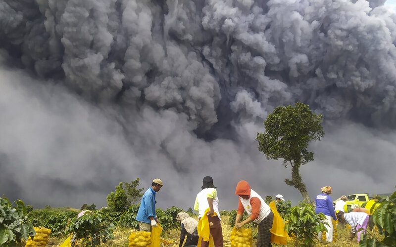 Semangat Gotong Royong Warga Tak Luntur Di Tengah Vulkanik