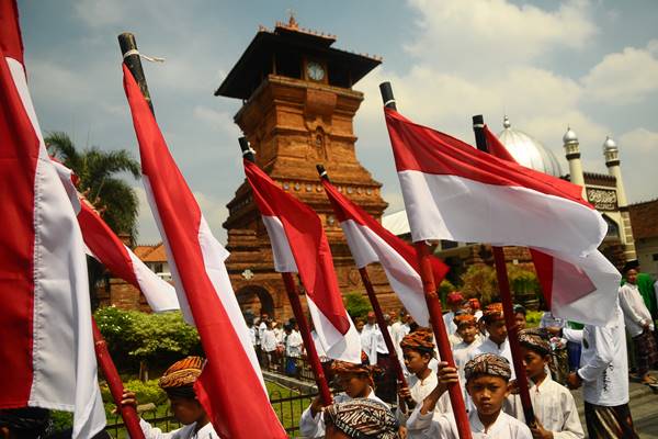 Sejumlah santri membawa bendera merah putih saat mengikuti Kirab Hari Santri Nasional di Kudus, Jawa Tengah, Senin (22/10/2018). - Antara