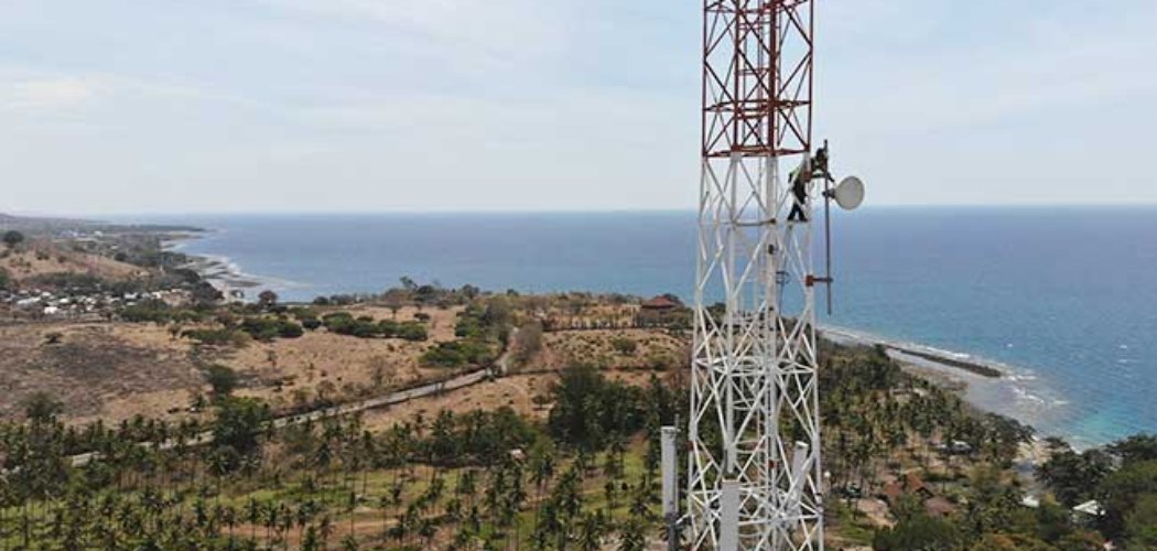 Teknisi melakukan pemeriksaan perangkat BTS di daerah Labuhan Badas, Sumbawa Besar, Nusa Tenggara Barat (NTB), Senin (26/8). Bisnis - Abdullah Azzam