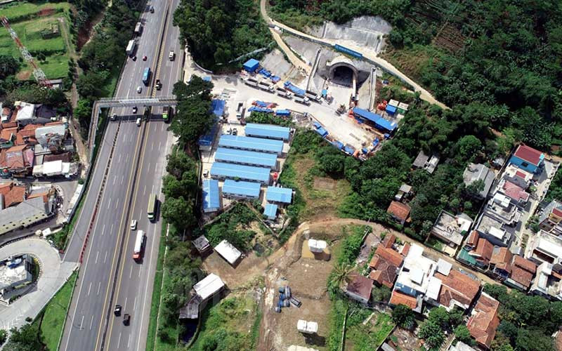 Foto udara proyek Kereta Cepat Jakarta-Bandung (KCJB) di salah satu tunnel atau terowongan di kawasan Tol Purbaleunyi KM 125, Cibeber, Cimahi Selatan, Jawa Barat, Kamis (2/4/2020). Bisnis - Rachman