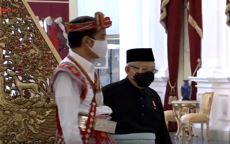 Presiden Joko Widodo mengenakan busana adat dari Timor Tengah Selatan (TTS) Provinsi Nusa Tenggara Timur, sementara Wapres Ma'ruf Amin mengenakan busana adat Melayu corak gelap saat upacara HUT Ke-75 Kemerdekaan RI, Senin (17/8/2020). - Youtube