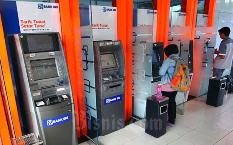 Nasabah bertransaksi melalui mesin ATM di galeri e-banking Bank BRI, di Jakarta, Selasa (12/9). - JIBI/Dwi Prasetya