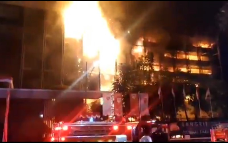 Tangkapan layar video kebakaran di gedung Kejaksaan Agung RI - Twitter/@humasjakfire