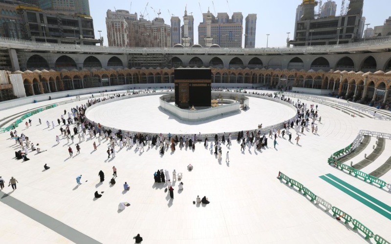 Umat Muslim berlari-lari kecil mengelilingi Kabah di Mekah, Arab Saudi. - Bloomberg