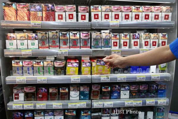 Rokok dijual di sebuah gerai waralaba, di Jakarta, Minggu (21/8). - JIBI/Dwi Prasetya