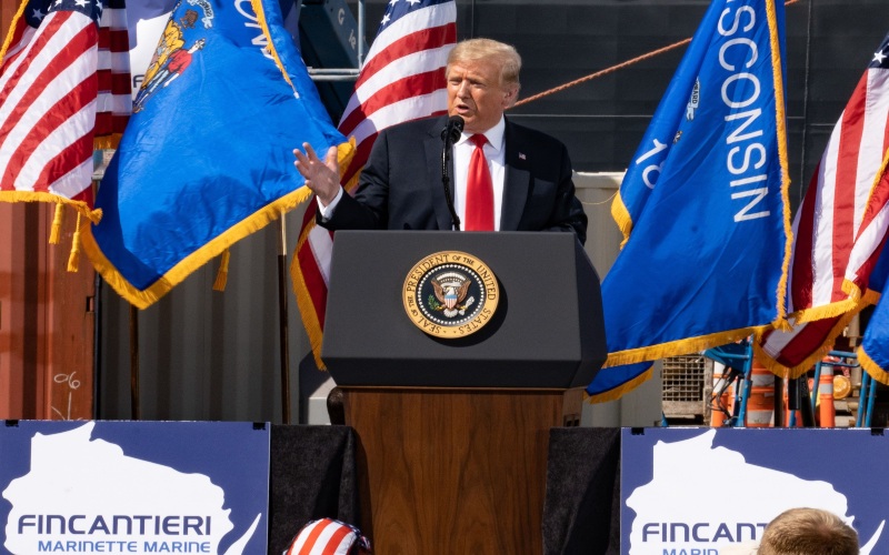  Presiden AS Donald Trump berbicara selama acara di Fincantieri Marinette Marine di Wisconsin, Amerika Serikat pada Kamis (25/6/2020). (Thomas Werner - Bloomberg)\n